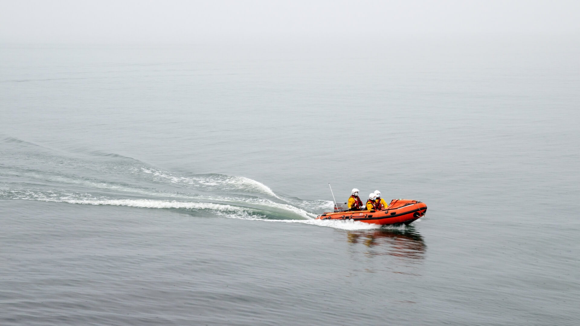Lifeguard boat with three lifeguar | MDSI